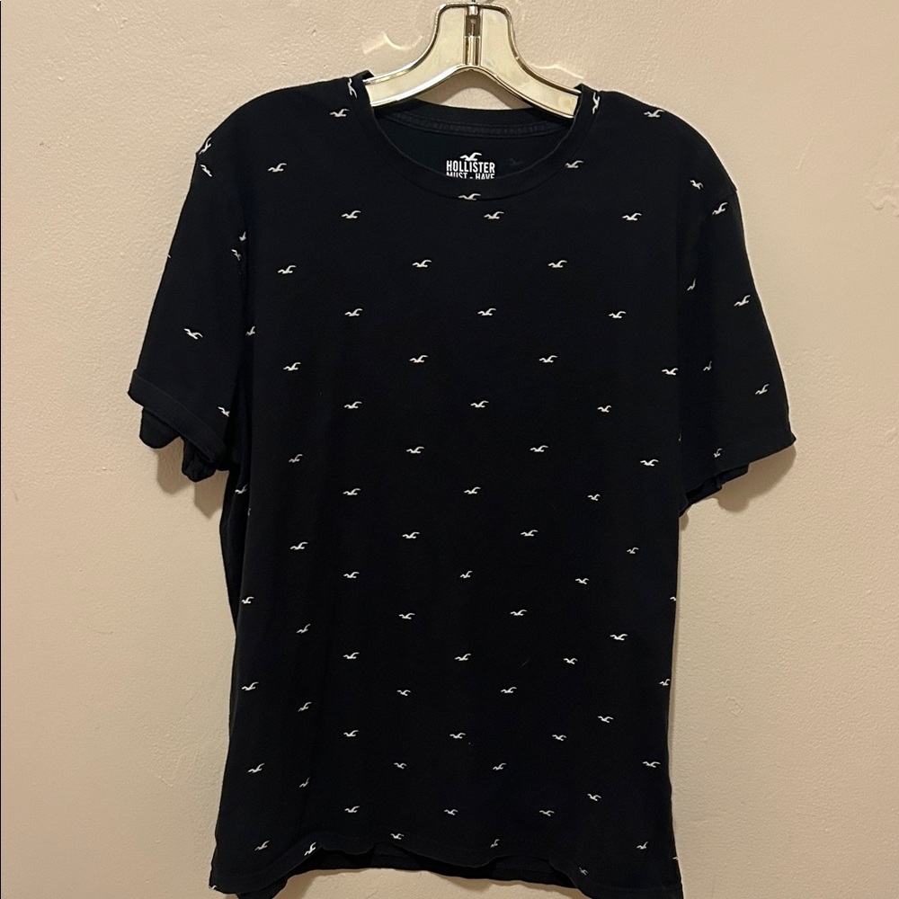 Hollister Men's Black Tee with White Logo Pattern
